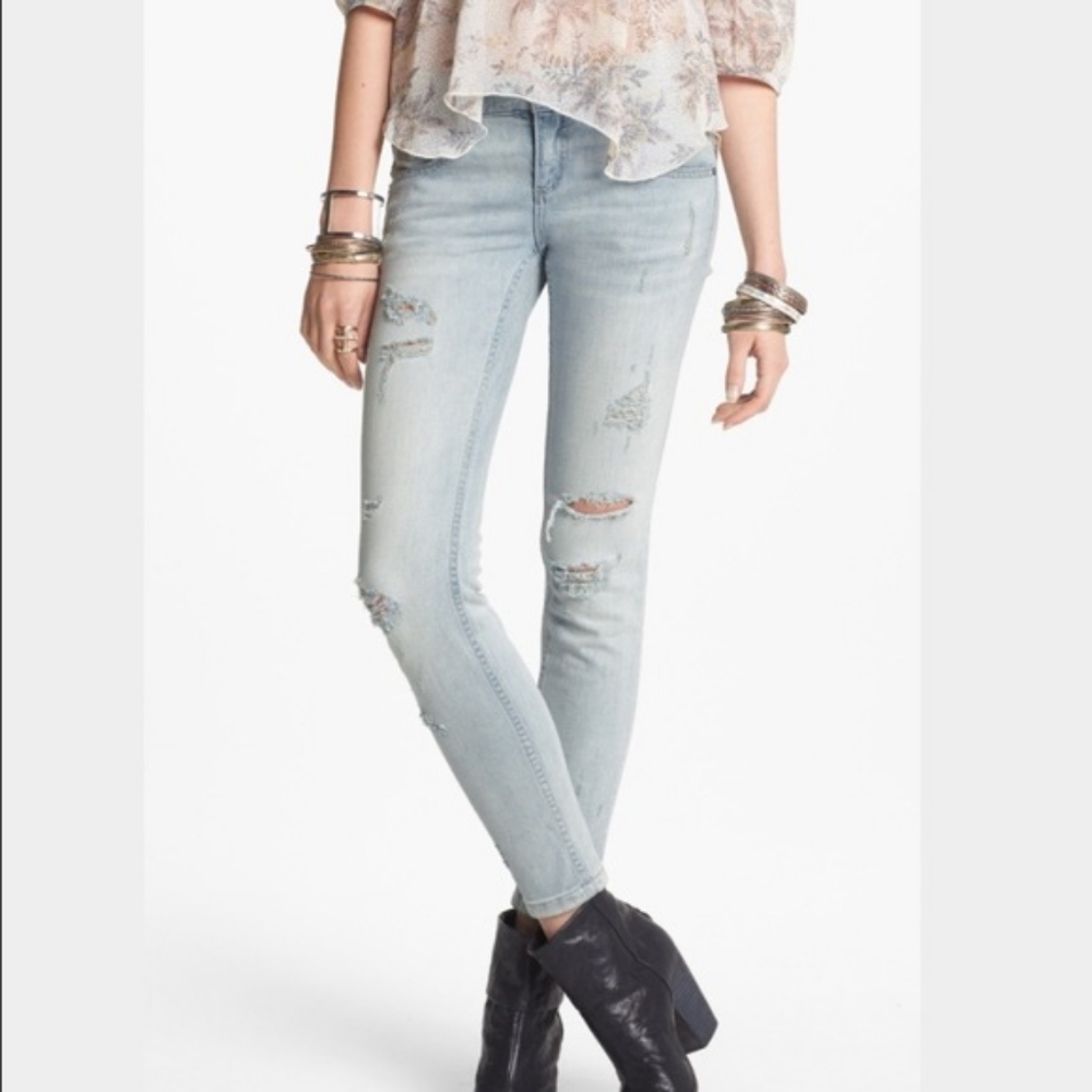 Free People Distressed Slightly Bleached Light Wash Stretch Skinny Jeans Size 27